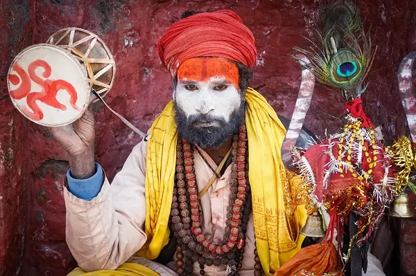 In der heiligen Stätte Pashupatinath sind betende Sadhus allgegenwärtig. klein