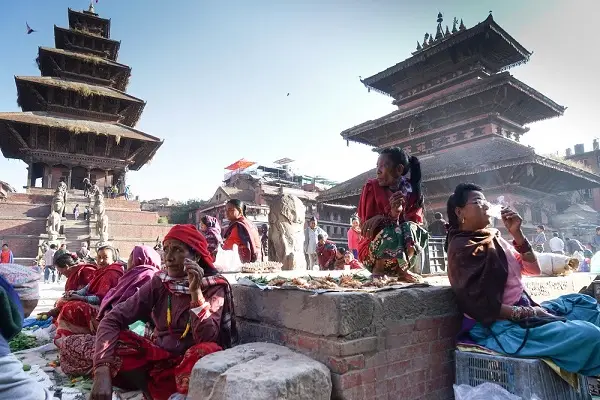 Vor Sonnenaufgang füllt sich der Taumadhi Platz in Bhaktapur mit Marktleuten. klein