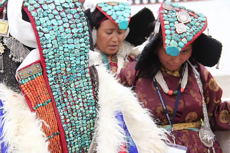 Zu Festlichkeiten tragen Frauen den traditionellen Kopfschmuck Perak